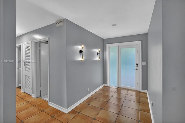 6767 SW 154th St, Palmetto Bay, FL 33157