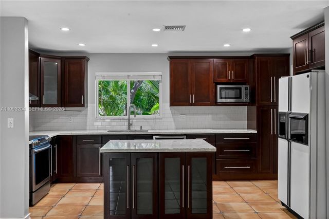 6767 SW 154th St, Palmetto Bay, FL 33157