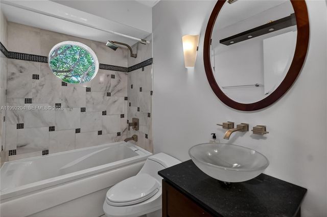 6767 SW 154th St, Palmetto Bay, FL 33157