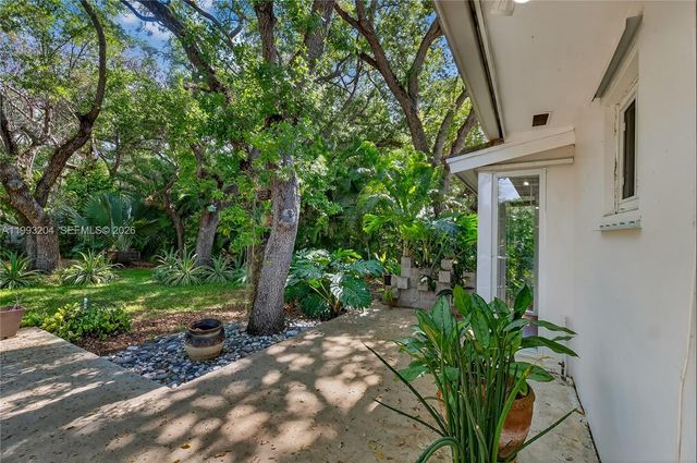 6767 SW 154th St, Palmetto Bay, FL 33157