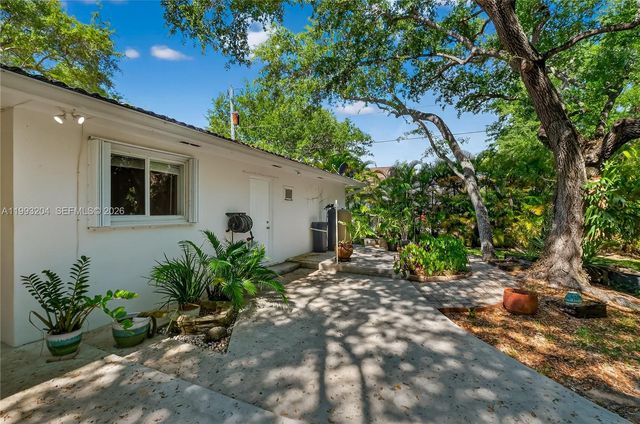 6767 SW 154th St, Palmetto Bay, FL 33157