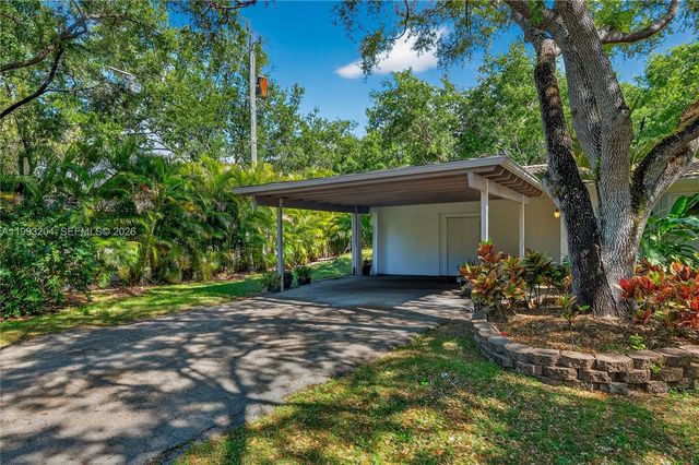 6767 SW 154th St, Palmetto Bay, FL 33157