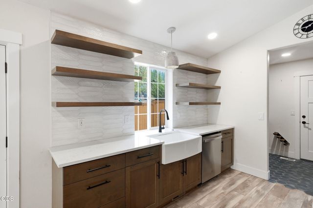 1564 NW Elgin Avenue, Bend, OR 97703
