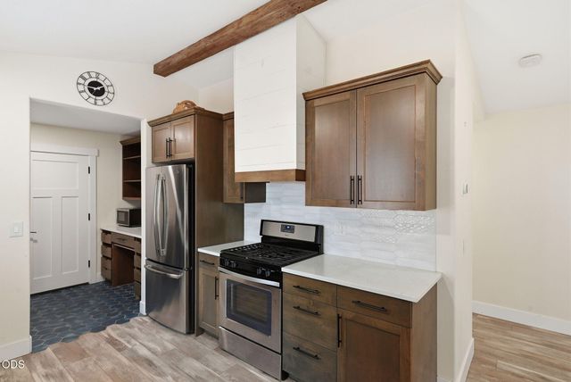 1564 NW Elgin Avenue, Bend, OR 97703