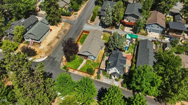 1564 NW Elgin Avenue, Bend, OR 97703