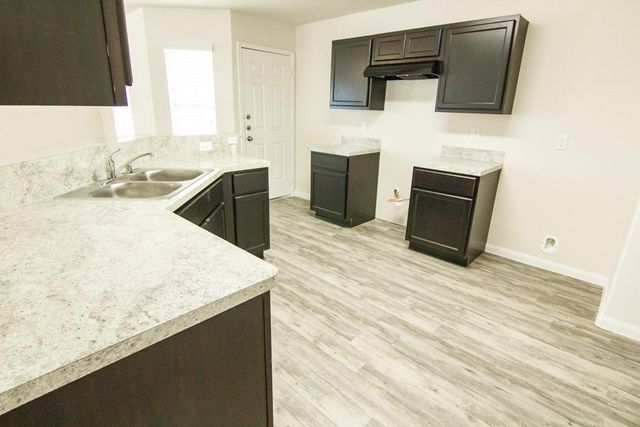 902 Ember Wood Court, La Marque, TX 77568