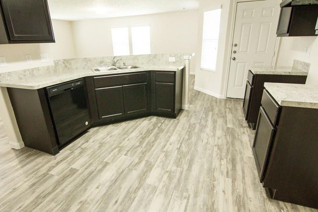 902 Ember Wood Court, La Marque, TX 77568