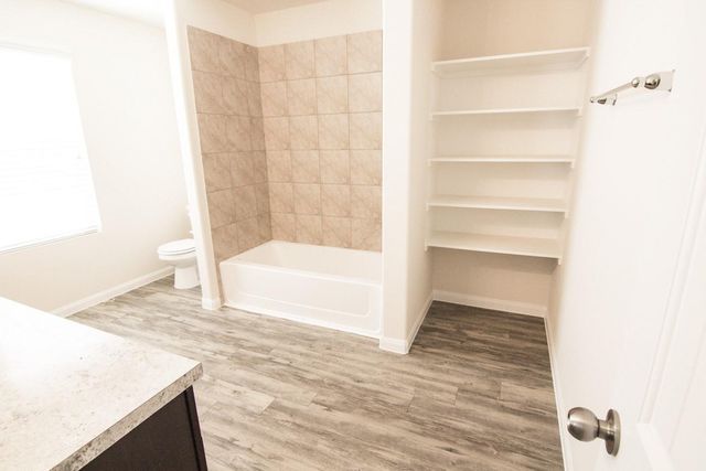 902 Ember Wood Court, La Marque, TX 77568