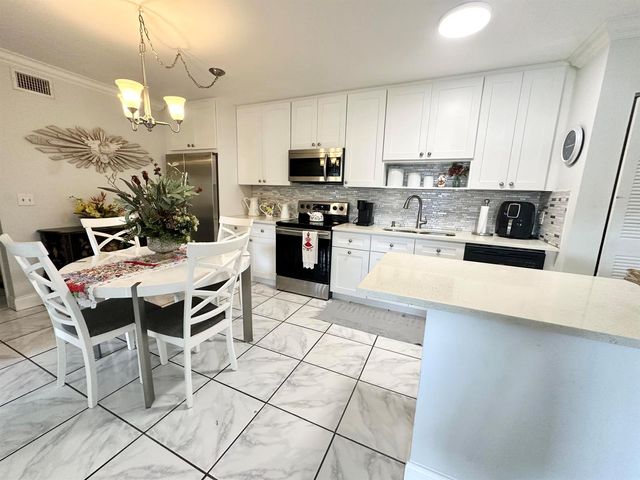 588 Trace Circle 211, Deerfield Beach, FL 33441