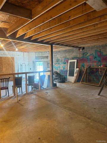 12901 Kelly Road, Detroit, MI 48224