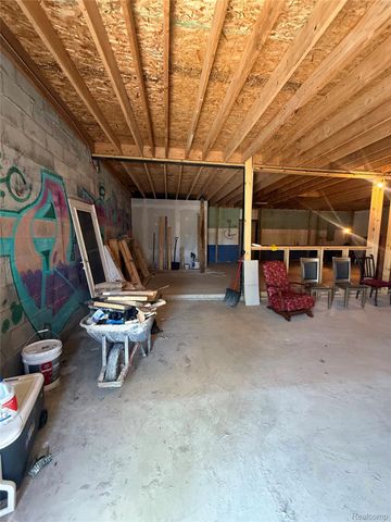 12901 Kelly Road, Detroit, MI 48224