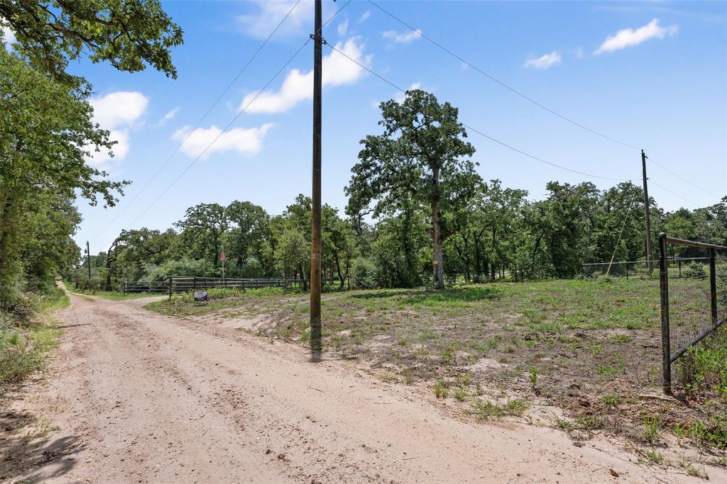 716 Cumley LN, Thorndale, TX 76577