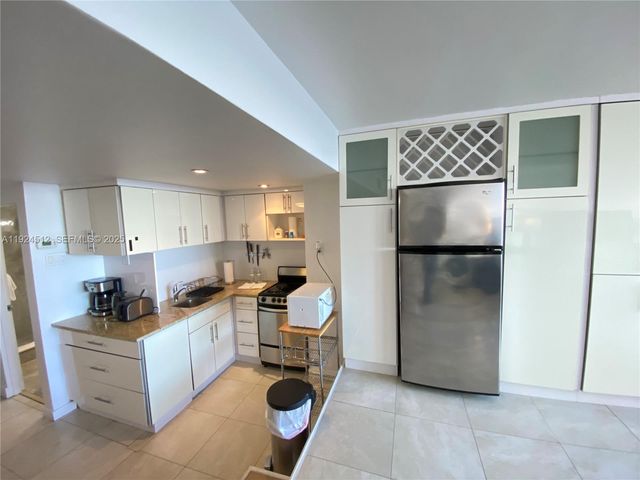 825 Brickell Bay Dr 343, Miami, FL 33131