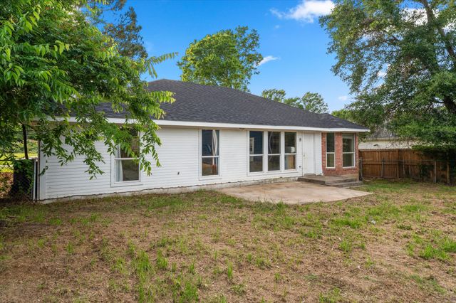 316 Coral Reef Street, Gun Barrel City, TX 75156