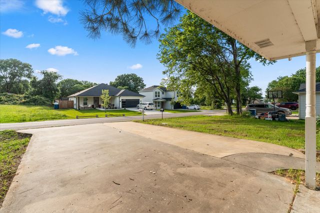316 Coral Reef Street, Gun Barrel City, TX 75156