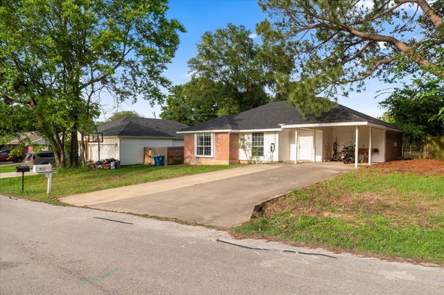 316 Coral Reef Street, Gun Barrel City, TX 75156