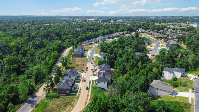 2005 NE Chaucer Street, Bentonville, AR 72712