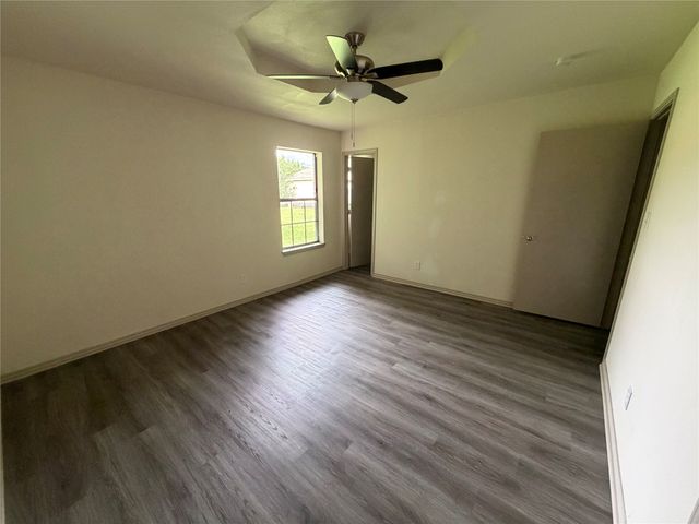 305 Lois Street, Roanoke, TX 76262