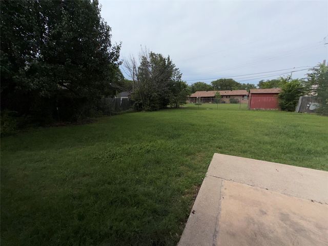 305 Lois Street, Roanoke, TX 76262