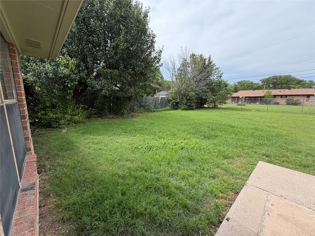305 Lois Street, Roanoke, TX 76262