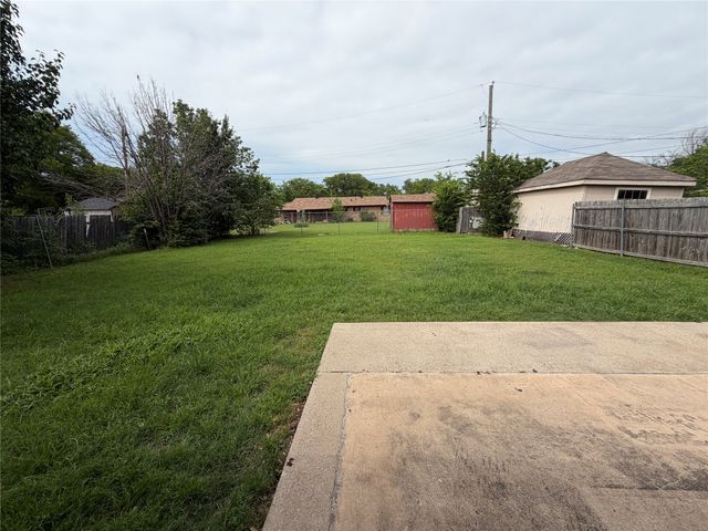 305 Lois Street, Roanoke, TX 76262
