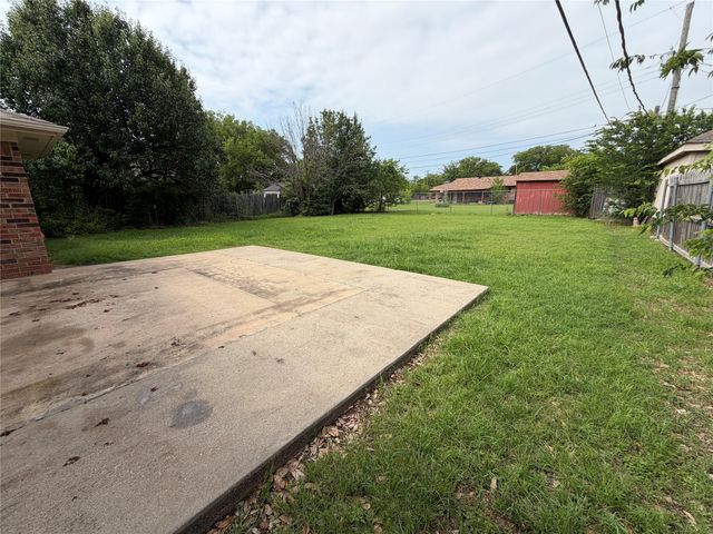 305 Lois Street, Roanoke, TX 76262