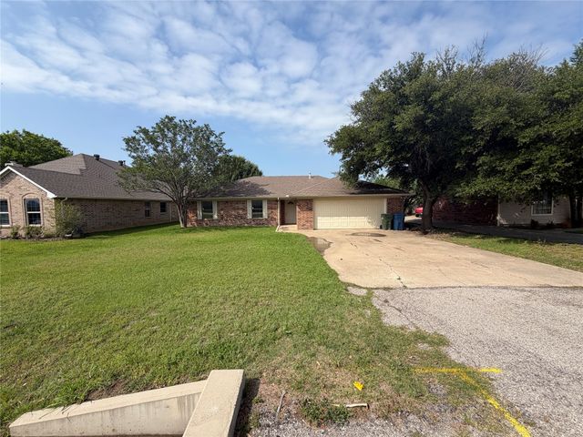 305 Lois Street, Roanoke, TX 76262