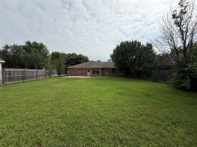 305 Lois Street, Roanoke, TX 76262
