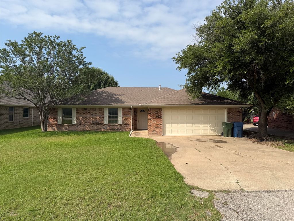 305 Lois Street, Roanoke, TX 76262