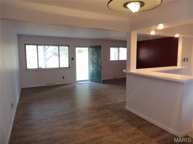 6533 Heintz Road, Oakville, MO 63129