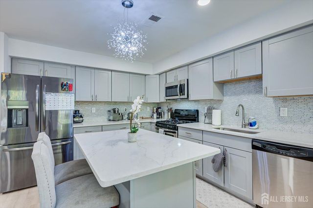 268 Shady Oak Court, Piscataway, NJ 08854