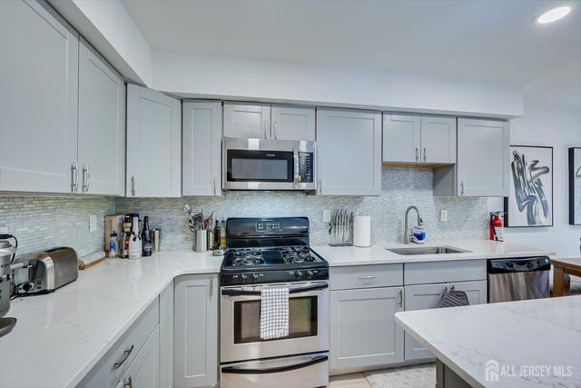 268 Shady Oak Court, Piscataway, NJ 08854