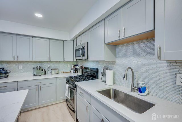 268 Shady Oak Court, Piscataway, NJ 08854