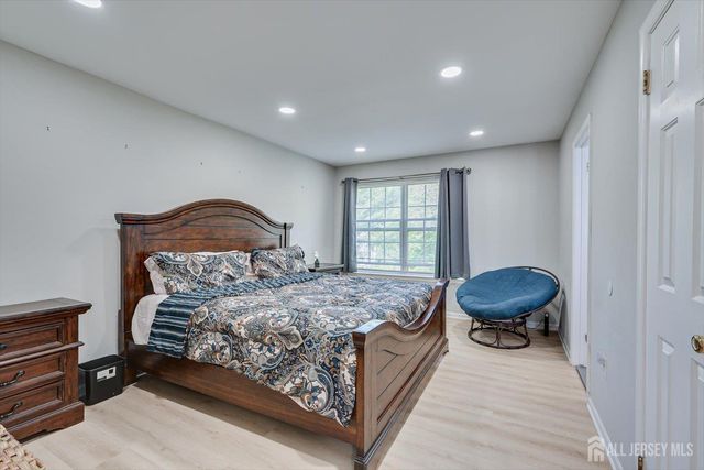 268 Shady Oak Court, Piscataway, NJ 08854