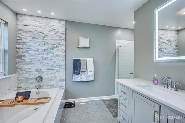 268 Shady Oak Court, Piscataway, NJ 08854