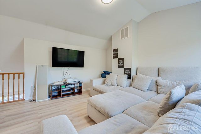 268 Shady Oak Court, Piscataway, NJ 08854