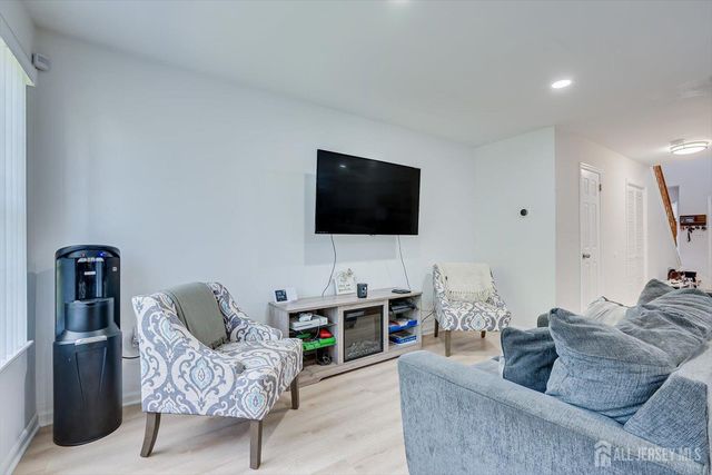 268 Shady Oak Court, Piscataway, NJ 08854