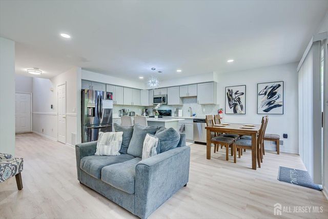 268 Shady Oak Court, Piscataway, NJ 08854