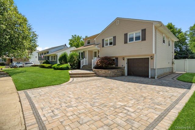 8 Radnor Court, Hicksville, NY 11801