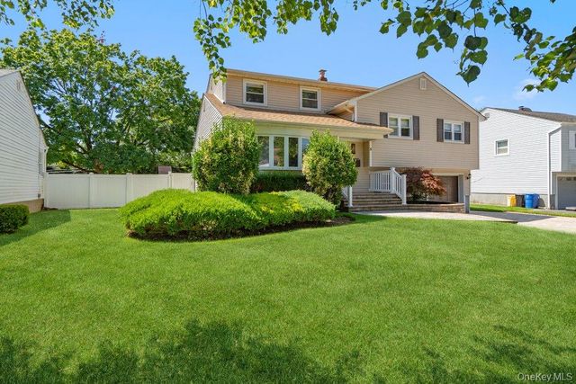 8 Radnor Court, Hicksville, NY 11801