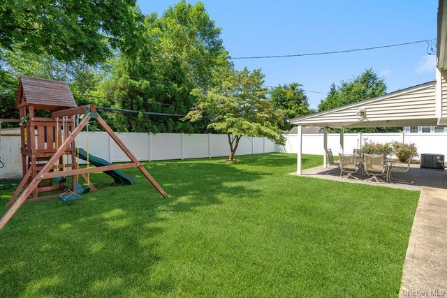 8 Radnor Court, Hicksville, NY 11801