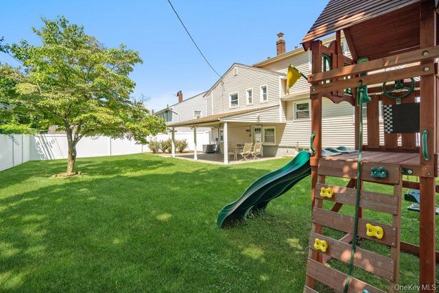 8 Radnor Court, Hicksville, NY 11801