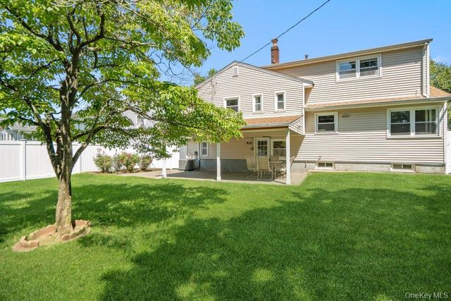 8 Radnor Court, Hicksville, NY 11801
