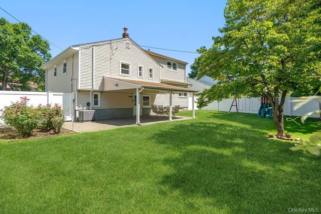 8 Radnor Court, Hicksville, NY 11801