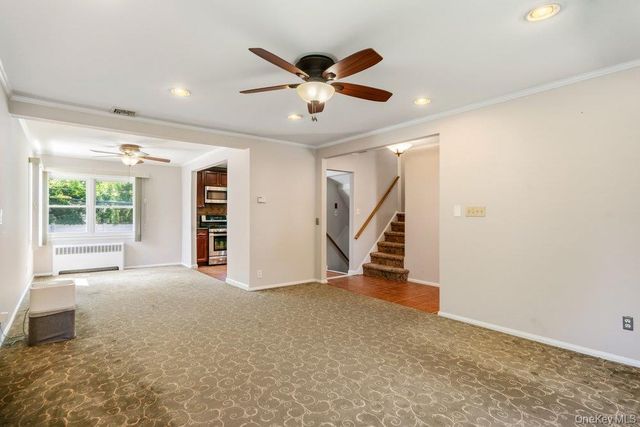 8 Radnor Court, Hicksville, NY 11801