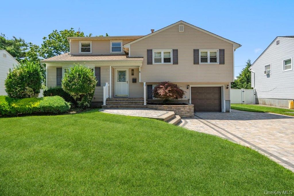 8 Radnor Court, Hicksville, NY 11801