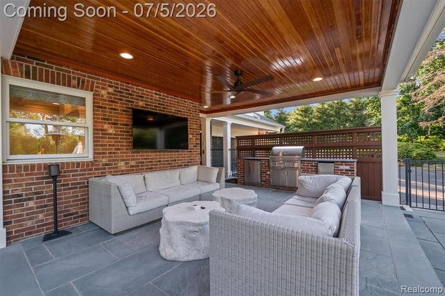 4885 N Harsdale Road, Bloomfield Hills, MI 48302