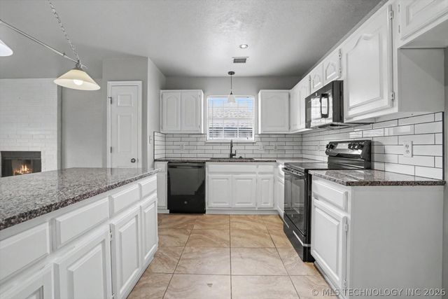 11245 S Nandina Avenue, Jenks, OK 74037