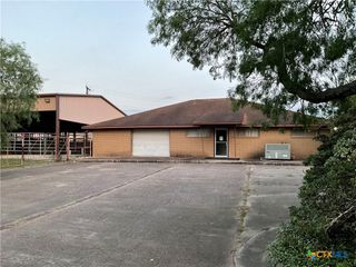 1310 W Grand Avenue, Yoakum, TX 77995