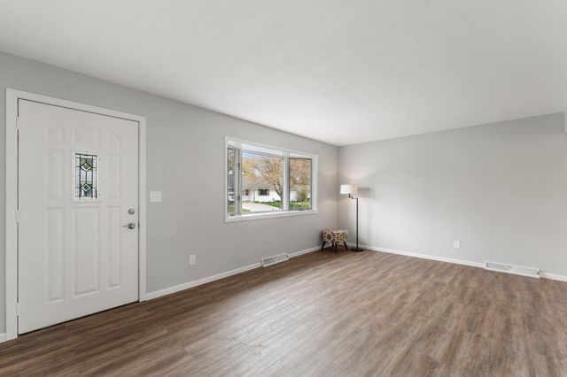 302 5th Avenue NW, Dodge Center, MN 55927